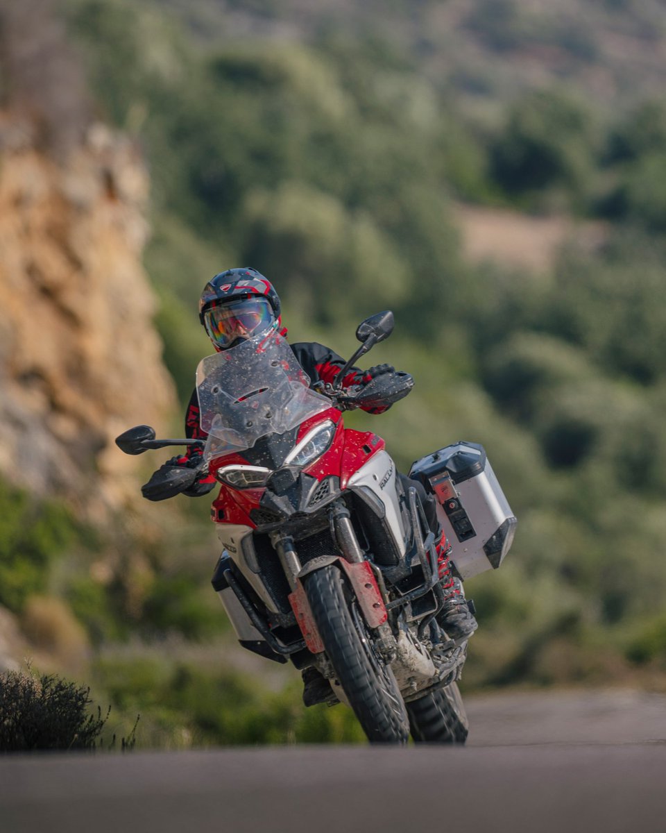 ducati_japan's tweet photo. 【Multistrada V4 Rally】
春のツーリングは、遠くまで行こう。
山を越えて、景色を越えて、まだ見ぬ場所へ。

V4 Granturismoエンジンと
30リッター燃料タンクが支える旅。

走る距離さえ、旅の一部になる。
#Ducati #Multistrada #MultistradaV4Rally https://t.co/EDb2NluzW5
