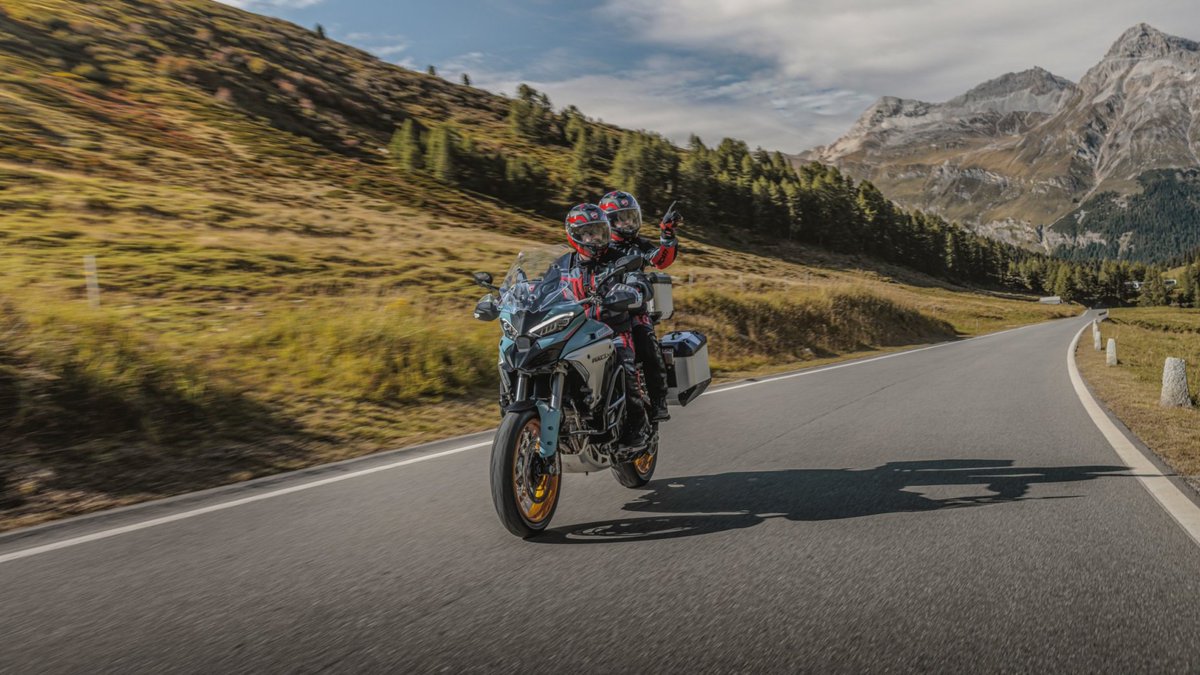 ducati_japan's tweet photo. 【Multistrada V4 Rally】
春のツーリングは、遠くまで行こう。
山を越えて、景色を越えて、まだ見ぬ場所へ。

V4 Granturismoエンジンと
30リッター燃料タンクが支える旅。

走る距離さえ、旅の一部になる。
#Ducati #Multistrada #MultistradaV4Rally https://t.co/EDb2NluzW5