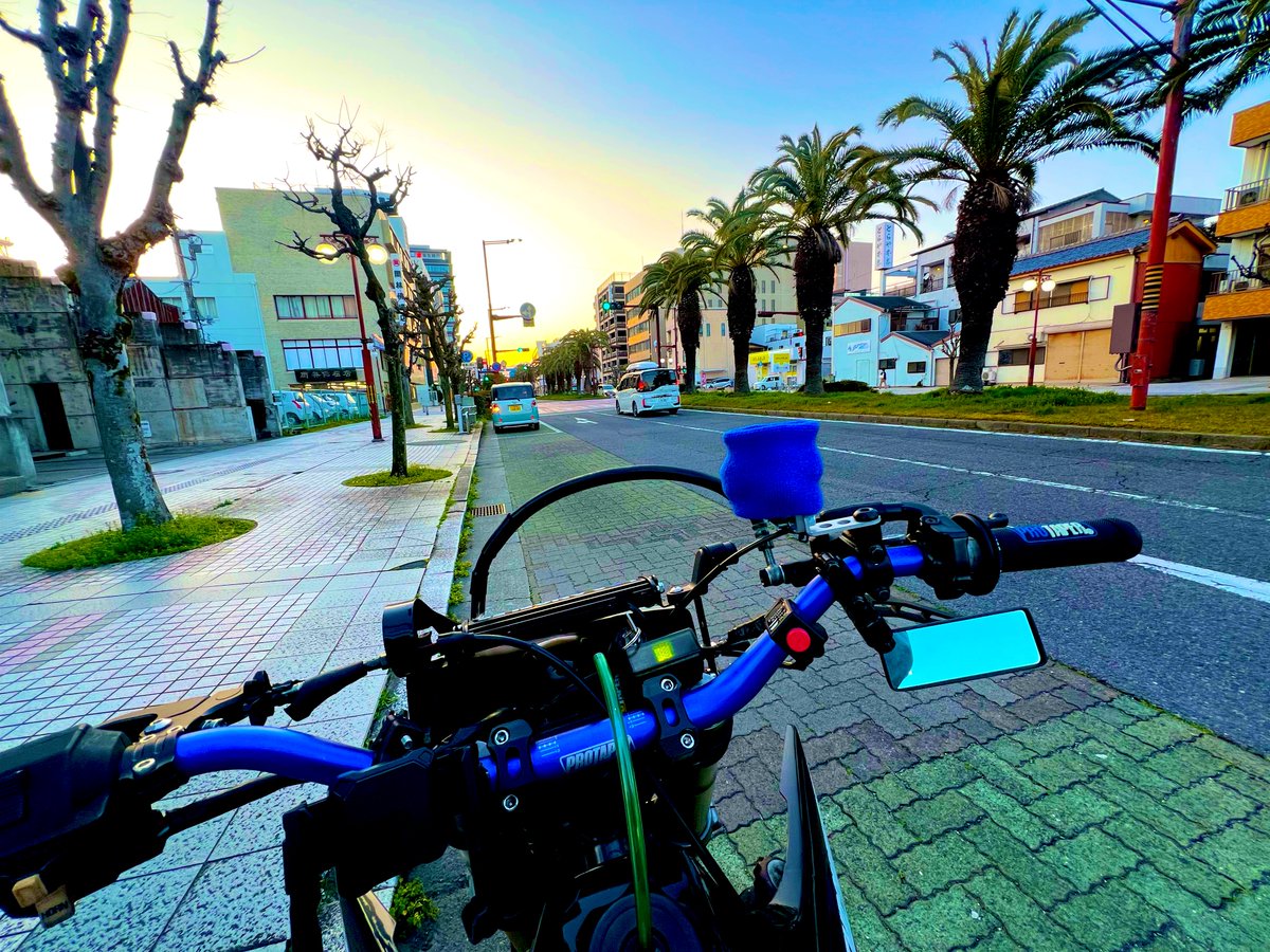 仕事終わりのほんの30分ほど…

たのすぅぃ〜💨

#WEEKEND2WHEELERZ
#YS200
#モタード
#津City
#はしゃぐおじ