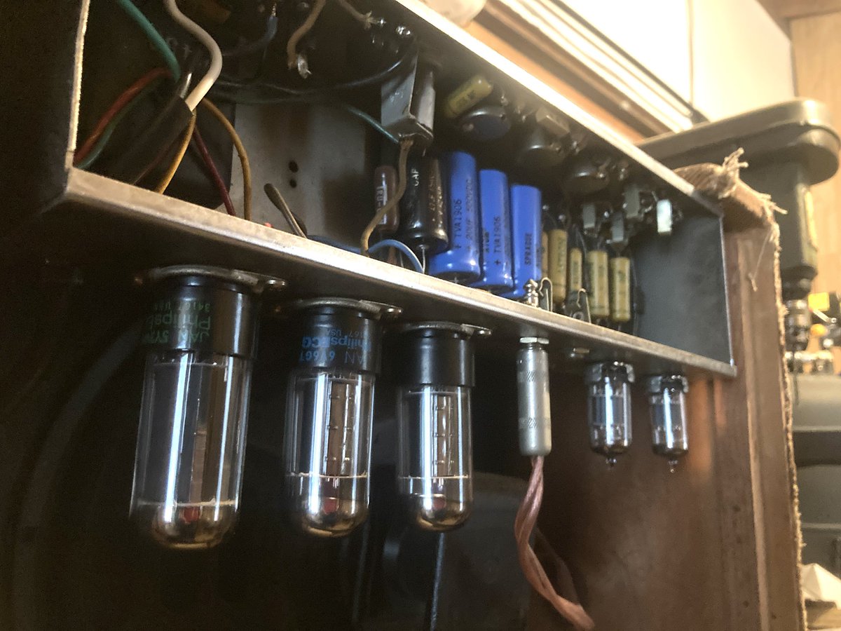 fineconetaro's tweet photo. 5E3整流管のヒーター線断線その後。ついてたものと同じミリタリースペックのものと交換。B +電圧が戻って復活。しばらく弾いていたが問題なさそう。ポットデイトは59年9月。ボリューム3くらいから歪み始めるが、一般家庭ではこれ以上あげられないな。いい音。 https://t.co/BITitFF2os