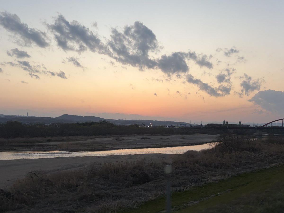 nonohanako's tweet photo. 春分の日

春分の日の夕陽とマジックアワーの雲が綺麗過ぎて、、
木津川に映える

明日からまた新しい日々がスタート
有り難い

#春分の日
#春分の日の夕陽
#京都　#木津川　#イマソラ https://t.co/TbmmppF5it