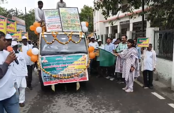 bstvlive's tweet photo. मैनपुरी : जनपद स्तरीय मिलेट्स जागरूकता रैली
➡ सीडीओ ने जागरूकता रैली का शुभारंभ
➡ हरी झंडी दिखाकर रैली को किया रवाना
➡ रैली के माध्यम से लोगों को किया जागरूक
➡ जागरूक रैली पूरे शहर में करेगी भ्रमण
#Mainpuri #MilletsAwareness #Rally https://t.co/NQJqyz3KY0