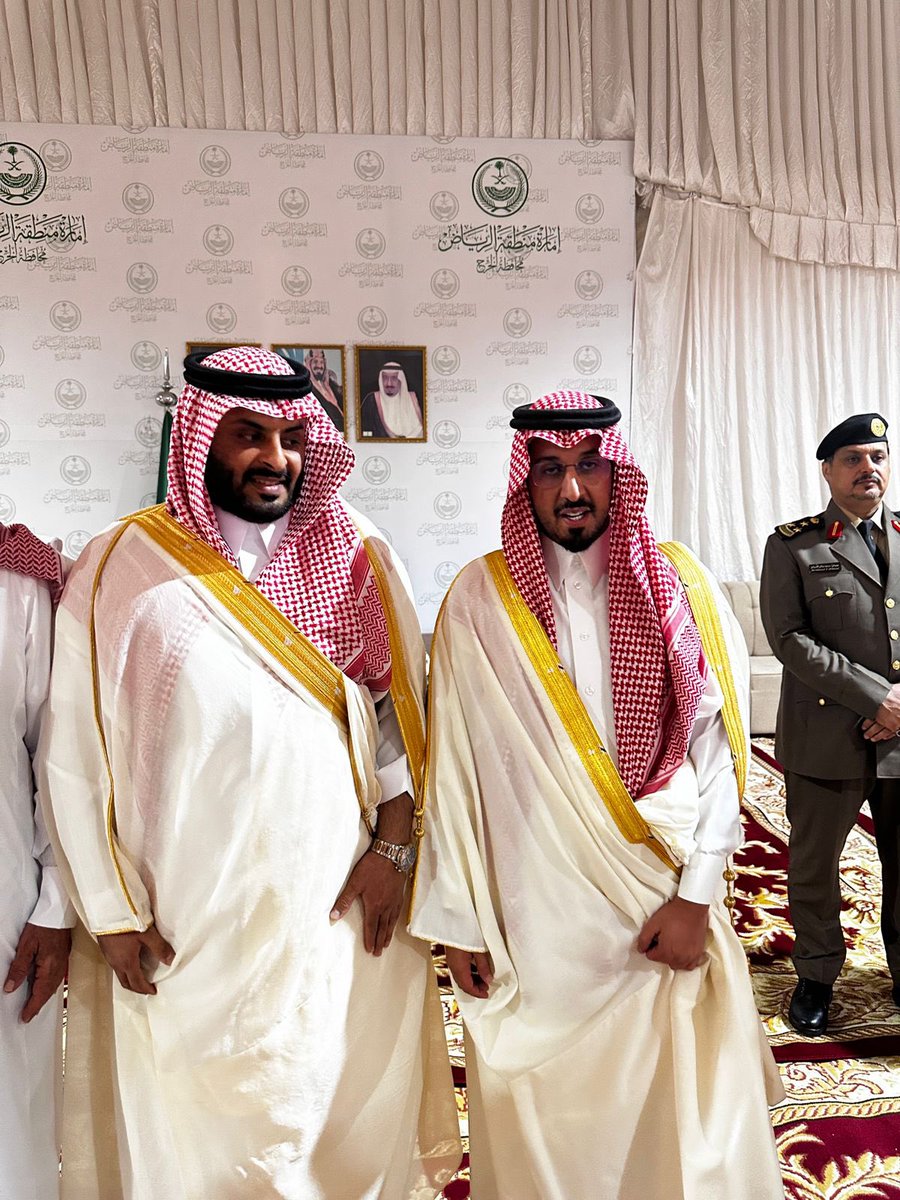 تشرفت بمعايده صاحب السمو الملكي الامير فهد بن محمد بن سعد بن عبدالعزير ال سعود. محافظ الخرج سلمه الله 

 #عيد_الفطر_١٤٤٧ه