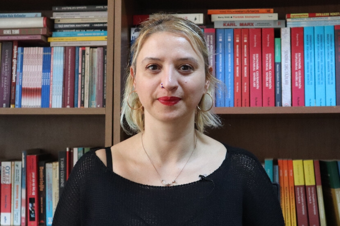 Tutuklu gazeteci Pınar Gayıp'tan mesaj var:

🗣️"Hakan Tosun'a ne oldu?' sorusunu yükseltmeye devam ederken, gözü dönmüş sermayenin kârı uğruna doğayı ve işçileri katletmesine, çocukları işçileştirmesine karşı mücadelemiz devam edecek. Yönünü rüzgara göre belirlemeyen, dik duran