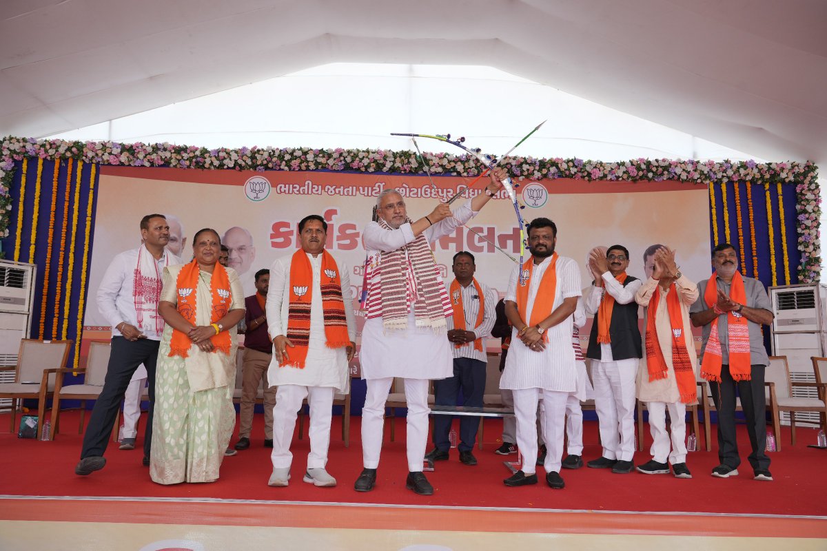 BJP4Gujarat's tweet photo. કપરી પરિસ્થિતિમાં પણ અડગ રહેતો ભાજપનો 'દેવતુલ્ય કાર્યકર્તા'! 

પ્રદેશ અધ્યક્ષ શ્રી @iJagdishBJP એ આજે છોટાઉદેપુર વિધાનસભાના બૂથ કાર્યકર્તાઓ સાથે સંવાદ કર્યો. https://t.co/qK9lzlr5hq