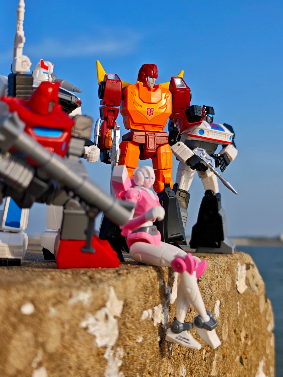 yolopark's tweet photo. The Rodimus squad has arrived at the beach for a photo shoot!
With weather this nice, why not bring your Cybertronians along and snap some photos too?
【Thanks for the photos by 海边玩具人】
#YOLOPARK #hotrod #jazz #arcee #cliffjumper #powel https://t.co/qHI7d18xPi