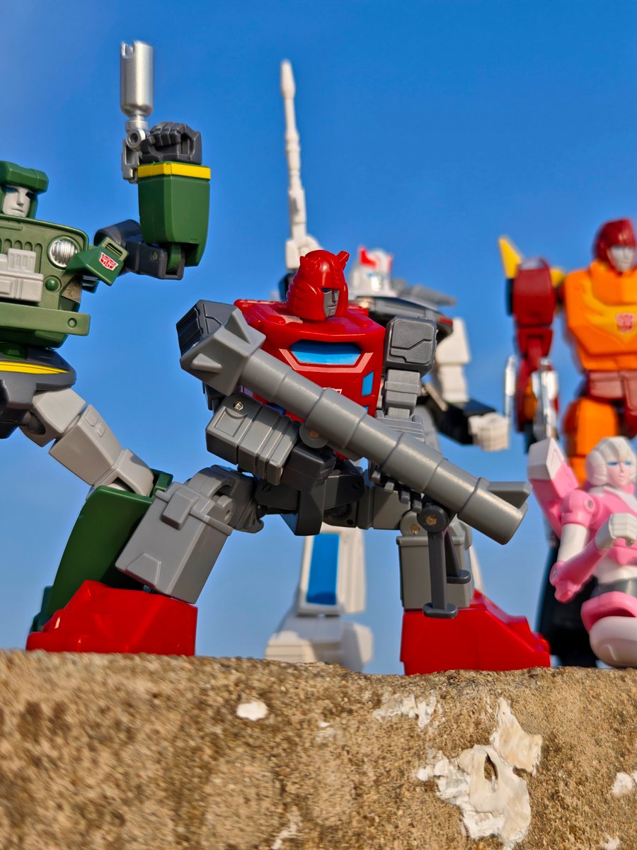 yolopark's tweet photo. The Rodimus squad has arrived at the beach for a photo shoot!
With weather this nice, why not bring your Cybertronians along and snap some photos too?
【Thanks for the photos by 海边玩具人】
#YOLOPARK #hotrod #jazz #arcee #cliffjumper #powel https://t.co/qHI7d18xPi