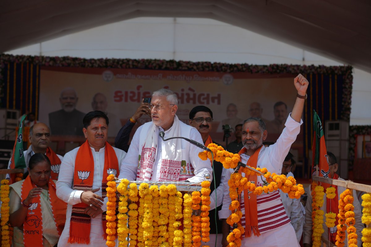 BJP4Gujarat's tweet photo. કપરી પરિસ્થિતિમાં પણ અડગ રહેતો ભાજપનો 'દેવતુલ્ય કાર્યકર્તા'! 

પ્રદેશ અધ્યક્ષ શ્રી @iJagdishBJP એ આજે છોટાઉદેપુર વિધાનસભાના બૂથ કાર્યકર્તાઓ સાથે સંવાદ કર્યો. https://t.co/qK9lzlr5hq