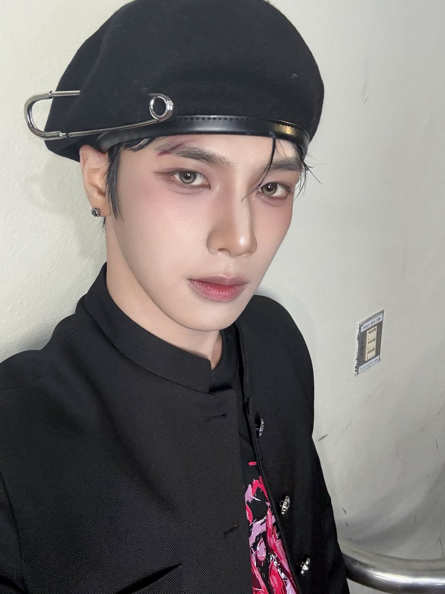 INAMINUTE_OFFI's tweet photo. 📞 여보세요? 이닝이니?
뮤직뱅크에 나온 교복미닛의 “𝑩𝒓𝒐𝒌𝒆𝒏 𝑫𝒐𝒍𝒍”
혹시 마음에 들었을까?💖

#InAMinute #인어미닛
#WhoDoYouLove_INeedYou
#JUNTAE #준태 #JAEJUN #재준 #HYUNYEOP #현엽 https://t.co/Y5StJeEYkx