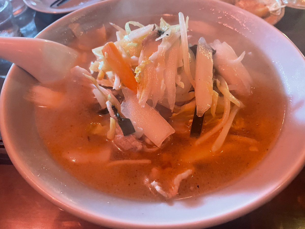 ayanyannta's tweet photo. もう照明の色で料理の色がわからんが今日もとても美味しい揚子江美術館でした✨ https://t.co/cvpCqyzhWT