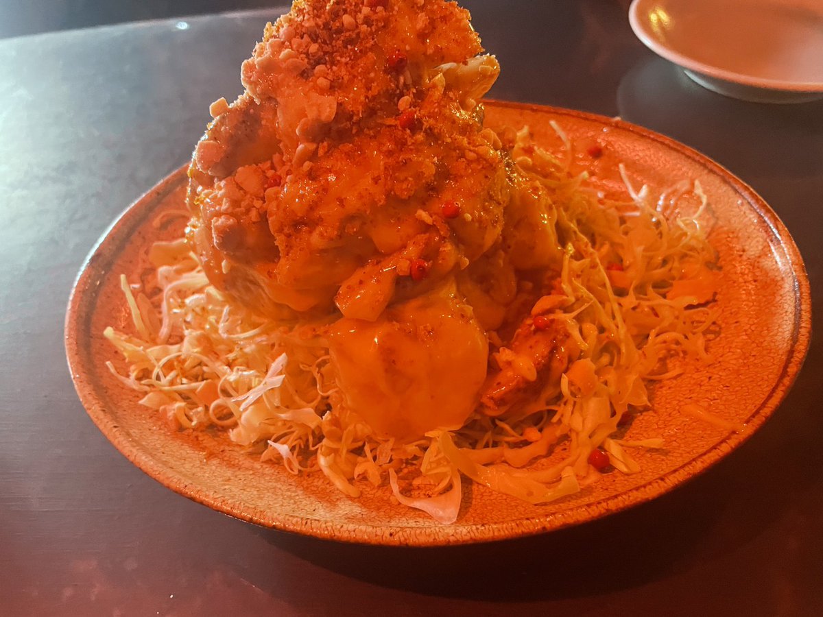 ayanyannta's tweet photo. もう照明の色で料理の色がわからんが今日もとても美味しい揚子江美術館でした✨ https://t.co/cvpCqyzhWT