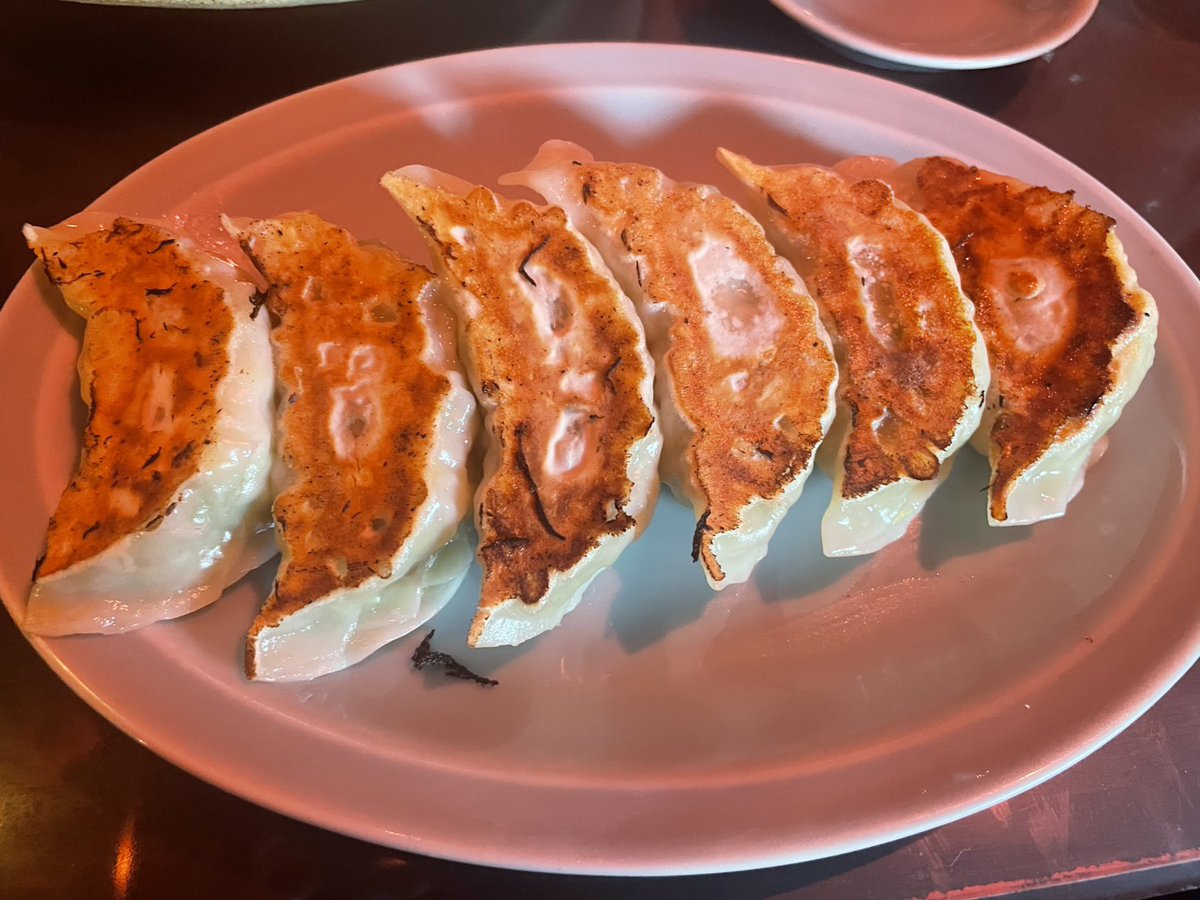 ayanyannta's tweet photo. もう照明の色で料理の色がわからんが今日もとても美味しい揚子江美術館でした✨ https://t.co/cvpCqyzhWT