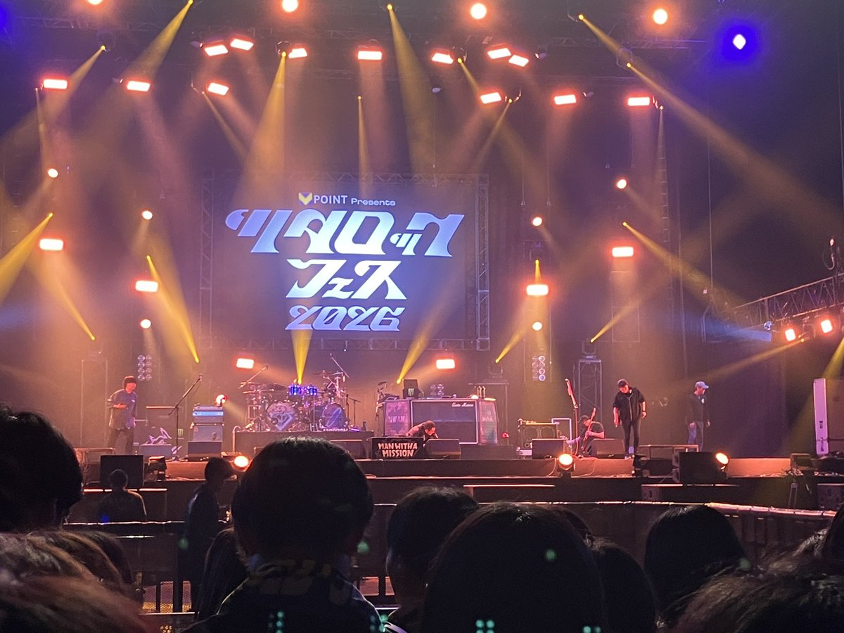 markn_21's tweet photo. マンウィズって言うと、ライブ映像だとカメラ位置が決まってるから自由に見れるのは新鮮だなあ https://t.co/CT0ceY0Olj