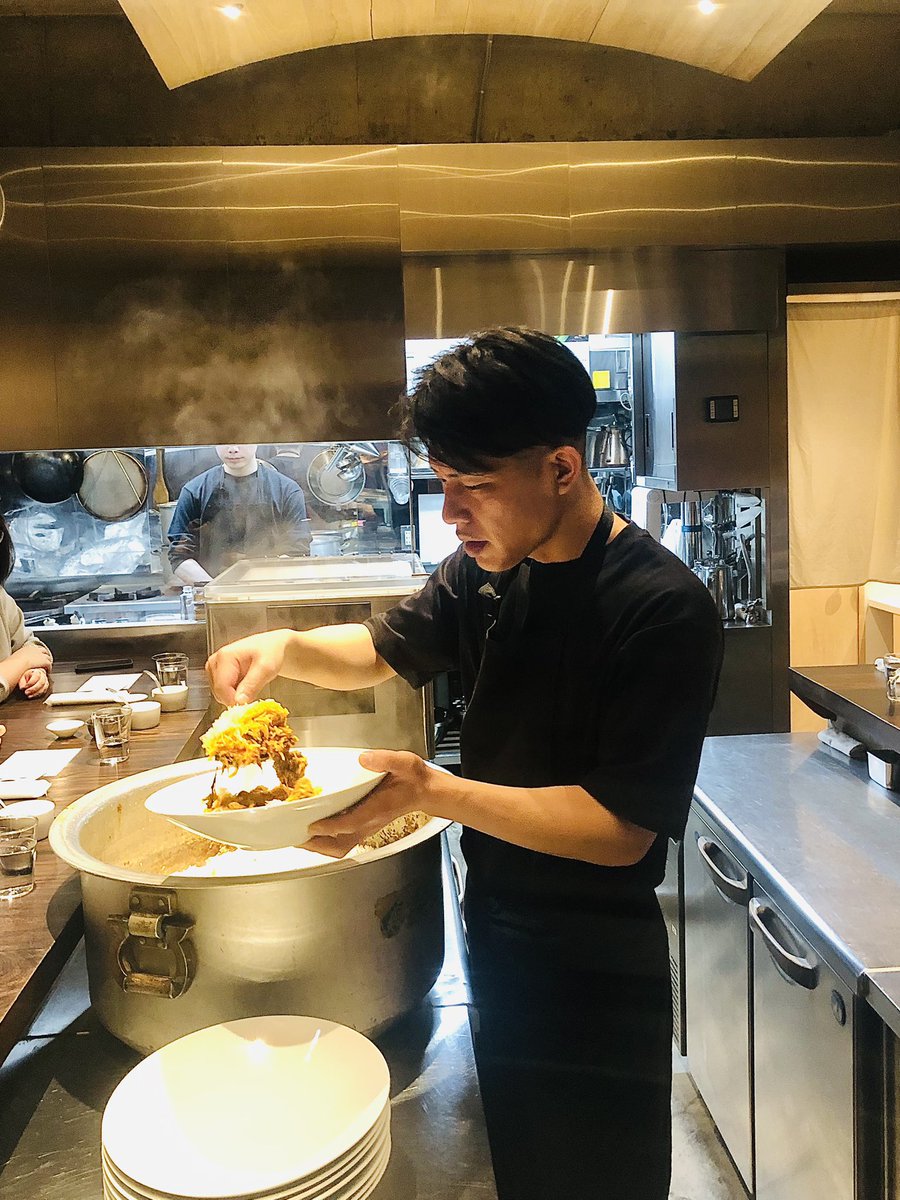 小川町 ビリヤニ大澤
チキンビリヤニ

先月の「マトンビリヤニ」以来9回目､チキンは10月以来。

ほわっほわに炊き上げられたバスマティに旨味たっぷりのチキンと多層なスパイス香るビリヤニはめちゃくちゃ旨〜い✨
そのままからのやはりライタと辛味オイルを落とすと抜群⭐︎
ご馳走様です♪