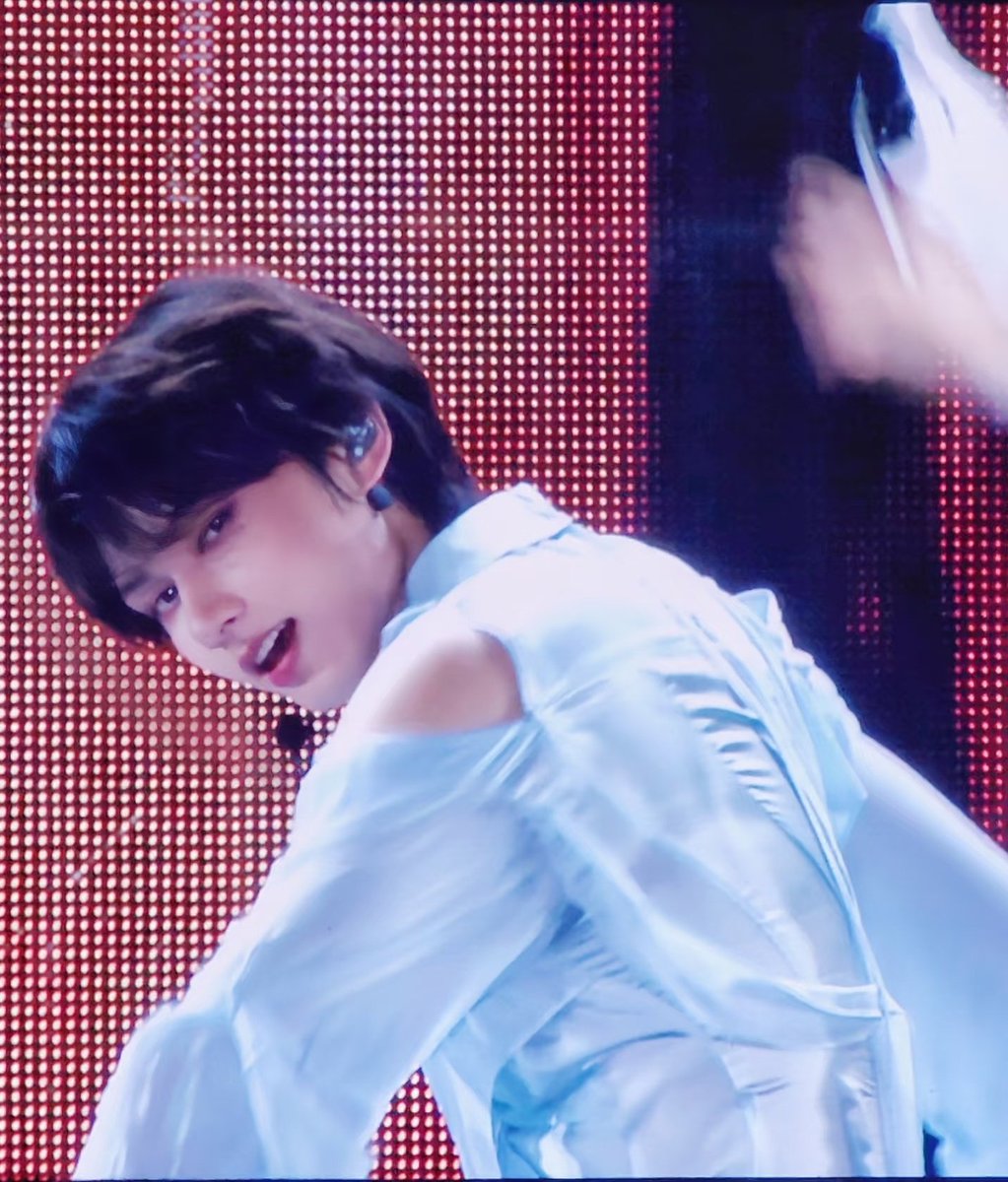 It looks like Jun got a pretty, furry tail over there. That's my gumiho 🥴