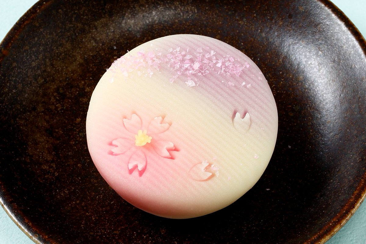和菓子月例品評会 出品作品 歌菓子部門

お題和歌：
またや見む 交野のみ野の 桜狩り
花の雪散る 春のあけぼの

「徒桜(仮称)」
制作 横谷はんなさん
#成城凮月堂(東京都世田谷区) 

月刊東和 2026年4月号 #和菓子