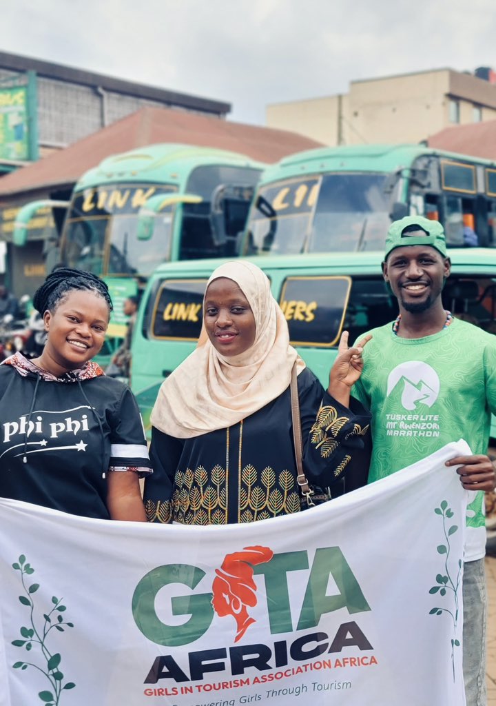 UWAambassador25's tweet photo. Uganda water and environment week is still on and the third travel specialists team has just set off for Fortportal ahead of the International Forests day in partnership with @GoodForestsUg
There are no boarders we wonโt cross for conservation
#RestoringForests https://t.co/4yM2rrFJhV