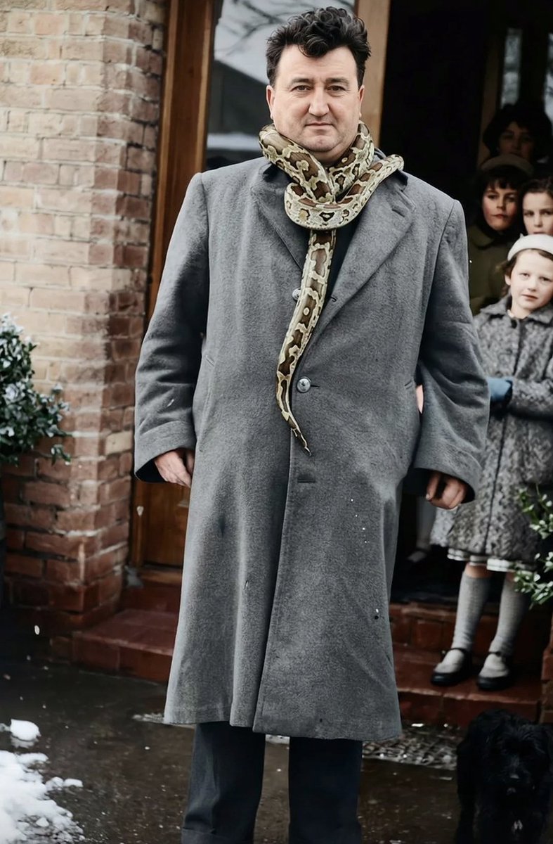 Wallace_Asti's tweet photo. On this day we remember Brendan Behan on the anniversary of his death 20th March 1964. Pictured at Dublin Zoo with his daughter Beatrice in the background. Photographer unknown. #OTD #russellstreet #legend ๐ https://t.co/NTyedSMqhy