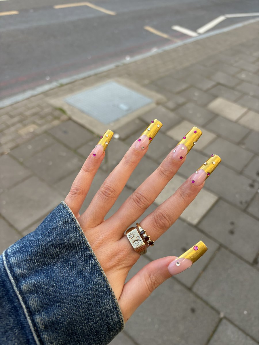 Birthday nails ready!!! Will be around Aldgate from 6.30-10pm tonight with my girls ready to take cash off you! 

FinDomme finsub goddessworship