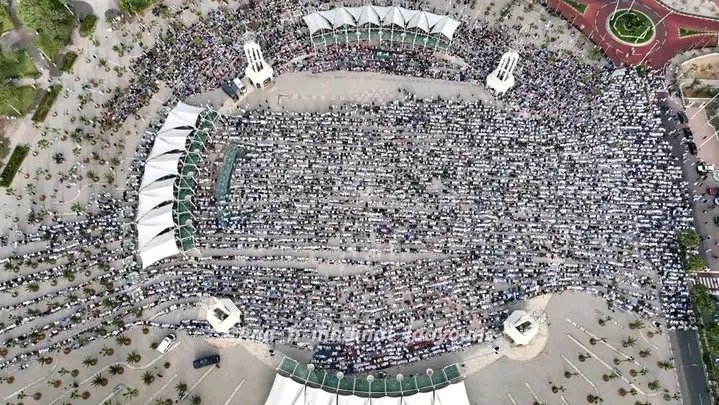 MahdiBaladi's tweet photo. ♦️اجواء صلاة العيد الفطر بساحة المشور مدينة العيون الصحراء المغربية 🇲🇦🇲🇦 https://t.co/zgy8SlGGNi