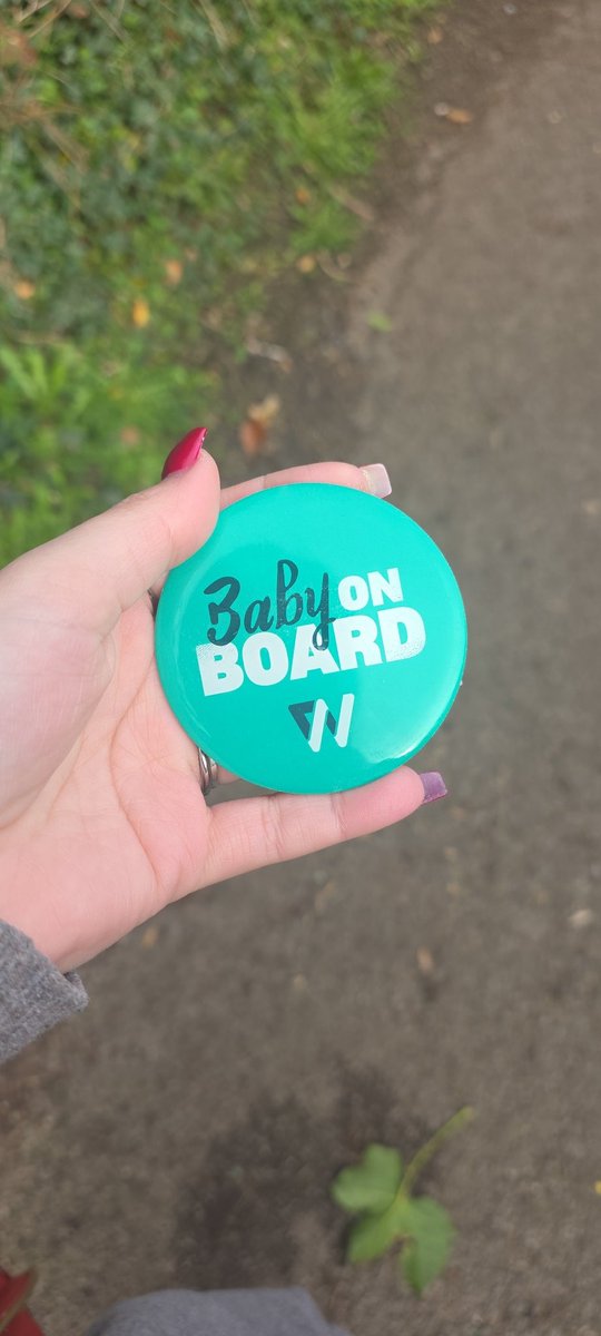 tiny2100's tweet photo. @LNRailway so im expecting i have this badge (im only 9w) can I still use it or do I have to wait until 12w also can I use it on trains to lichfield or is it strictly your trains. 
Obviously I dont look pregnant yet. https://t.co/6xwHRbiaLk