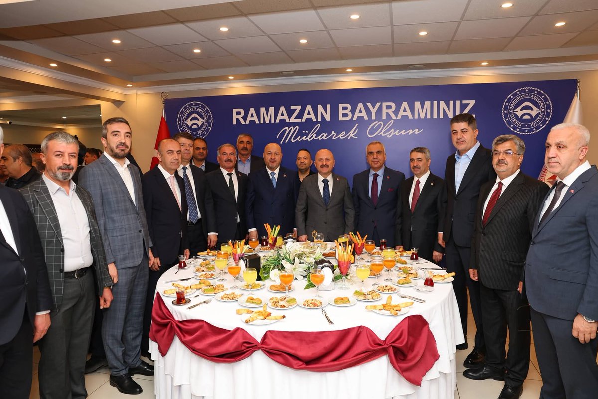 resulkurt34's tweet photo. 📍 Polisevi | Halk Bayramlaşması
Adıyaman Valimiz Sayın Osman Varol, Milletvekillerimiz, İl Başkanımız Sayın Ekrem Çadır ve kıymetli teşkilat mensuplarımızla birlikte; Polisevi’nde düzenlenen, İl Protokolümüzün, Emniyet Teşkilatımızın ve kıymetli hemşehrilerimizin katılımıyla gerçekleşen bayramlaşma programında bir araya geldik.
Bayramın rahmetini, bereketini ve kardeşlik iklimini hep birlikte paylaşmanın huzurunu yaşarken; gönüllerimizin birleştiği, muhabbetimizin güçlendiği anlamlı bir buluşmaya şahitlik ettik.
Milletimizin birlik ve beraberliği, dayanışma ruhu ve kardeşlik bilinci; her zaman en büyük gücümüz olmuştur, olmaya da devam edecektir.
Rabbim birlik ve beraberliğimizi daim eylesin; aziz milletimize sağlık, huzur ve esenlik içerisinde nice bayramlar nasip etsin.
Ramazan Bayramımız mübarek olsun.
@RTErdogan
@Akparti
@abuyukgumus
@belginuygur10
@hakanaksu058
@farukaytek
@avekremcadir
@avburakkizilbay
@avhasanunsal