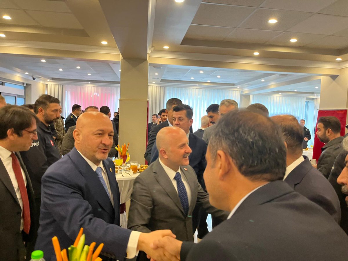 📍 Polisevi | Halk Bayramlaşması
Adıyaman Valimiz Sayın Osman Varol, Milletvekillerimiz, İl Başkanımız Sayın Ekrem Çadır ve kıymetli teşkilat mensuplarımızla birlikte; Polisevi’nde düzenlenen, İl Protokolümüzün, Emniyet Teşkilatımızın ve kıymetli hemşehrilerimizin katılımıyla