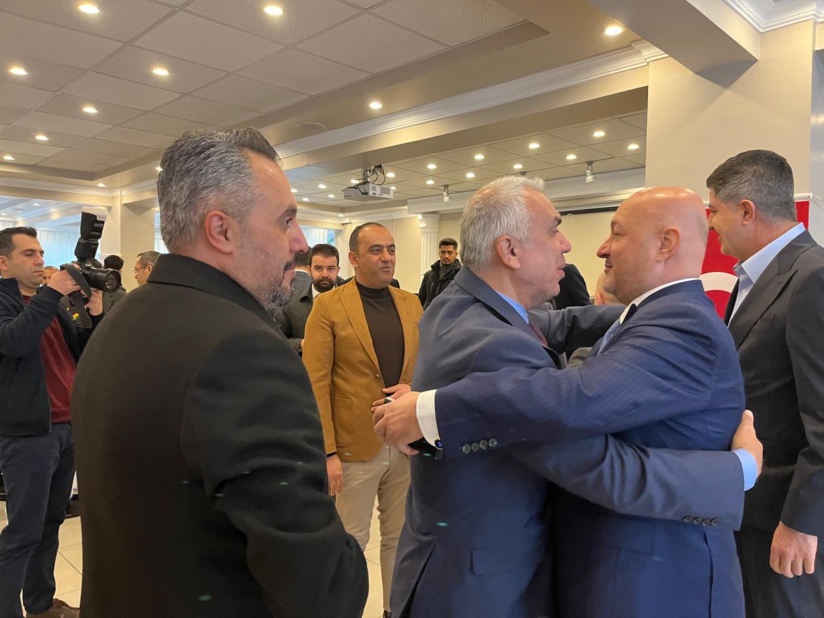 resulkurt34's tweet photo. 📍 Polisevi | Halk Bayramlaşması
Adıyaman Valimiz Sayın Osman Varol, Milletvekillerimiz, İl Başkanımız Sayın Ekrem Çadır ve kıymetli teşkilat mensuplarımızla birlikte; Polisevi’nde düzenlenen, İl Protokolümüzün, Emniyet Teşkilatımızın ve kıymetli hemşehrilerimizin katılımıyla gerçekleşen bayramlaşma programında bir araya geldik.
Bayramın rahmetini, bereketini ve kardeşlik iklimini hep birlikte paylaşmanın huzurunu yaşarken; gönüllerimizin birleştiği, muhabbetimizin güçlendiği anlamlı bir buluşmaya şahitlik ettik.
Milletimizin birlik ve beraberliği, dayanışma ruhu ve kardeşlik bilinci; her zaman en büyük gücümüz olmuştur, olmaya da devam edecektir.
Rabbim birlik ve beraberliğimizi daim eylesin; aziz milletimize sağlık, huzur ve esenlik içerisinde nice bayramlar nasip etsin.
Ramazan Bayramımız mübarek olsun.
@RTErdogan
@Akparti
@abuyukgumus
@belginuygur10
@hakanaksu058
@farukaytek
@avekremcadir
@avburakkizilbay
@avhasanunsal