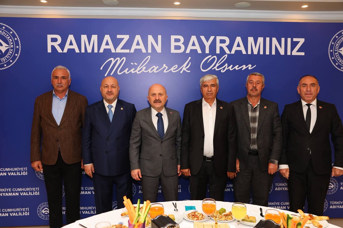 resulkurt34's tweet photo. 📍 Polisevi | Halk Bayramlaşması
Adıyaman Valimiz Sayın Osman Varol, Milletvekillerimiz, İl Başkanımız Sayın Ekrem Çadır ve kıymetli teşkilat mensuplarımızla birlikte; Polisevi’nde düzenlenen, İl Protokolümüzün, Emniyet Teşkilatımızın ve kıymetli hemşehrilerimizin katılımıyla gerçekleşen bayramlaşma programında bir araya geldik.
Bayramın rahmetini, bereketini ve kardeşlik iklimini hep birlikte paylaşmanın huzurunu yaşarken; gönüllerimizin birleştiği, muhabbetimizin güçlendiği anlamlı bir buluşmaya şahitlik ettik.
Milletimizin birlik ve beraberliği, dayanışma ruhu ve kardeşlik bilinci; her zaman en büyük gücümüz olmuştur, olmaya da devam edecektir.
Rabbim birlik ve beraberliğimizi daim eylesin; aziz milletimize sağlık, huzur ve esenlik içerisinde nice bayramlar nasip etsin.
Ramazan Bayramımız mübarek olsun.
@RTErdogan
@Akparti
@abuyukgumus
@belginuygur10
@hakanaksu058
@farukaytek
@avekremcadir
@avburakkizilbay
@avhasanunsal