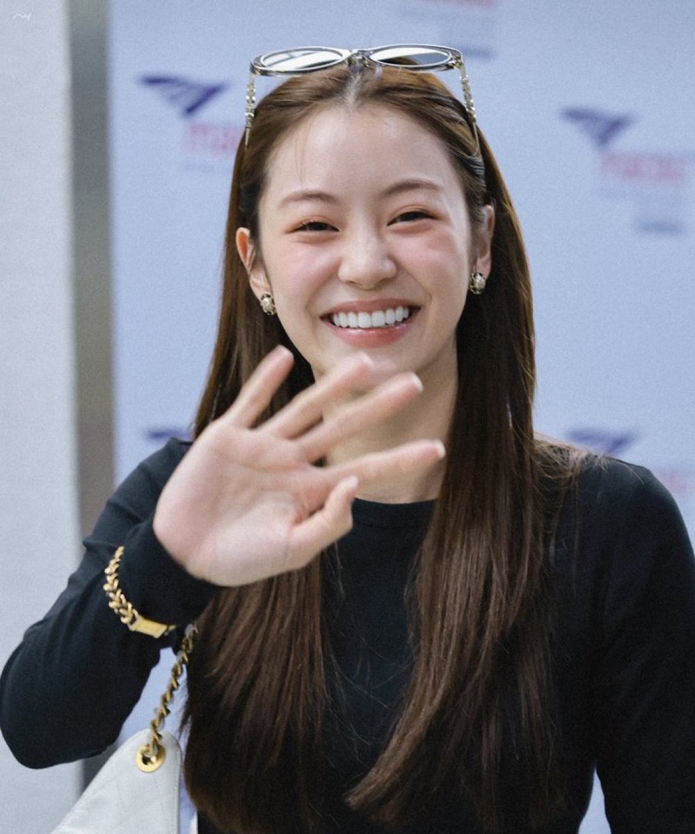 มิสเชอ sᴍɪʟᴇʏ◡̈ tweet media