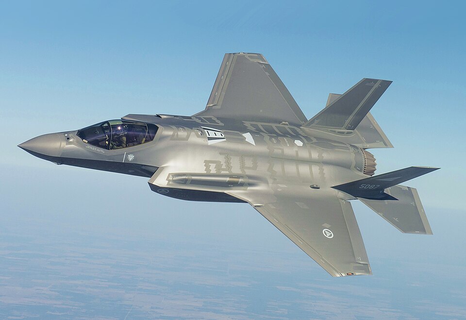yusuftuncer_'s tweet image. Bir Amerikan efsanesi daha tuzla buz oldu.
#Iran, 190 milyon dolarlık ABD yapımı "dünyanın en gelişmiş" 5. nesil #F35 "hayalet" savaş uçağını,
3.000 dolarlık yerli üretim bir hava savunma sistemiyle düşüren ilk ülke oldu.
Üretici #LockheedMartin hisseleri düştü.
Dünya şokta.