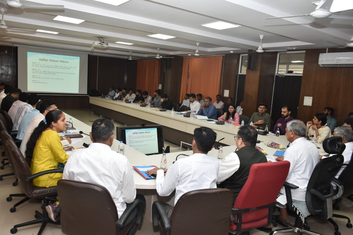 વિકેન્દ્રિત જિલ્લા આયોજન કાર્યક્રમ હેઠળની વિવિઘ જોગવાઇઓ હેઠળ વર્ષ ૨૦૨૨-૨૩થી વર્ષ ૨૦૨૫-૨૬ના કામોની સમીક્ષા પણ કરવામાં આવી હતી. તદુપરાંત, વિકેન્દ્રિત જિલ્લા આયોજન અંતર્ગત પ્રગતિ હેઠળના કામોની સમીક્ષા કરી હતી.