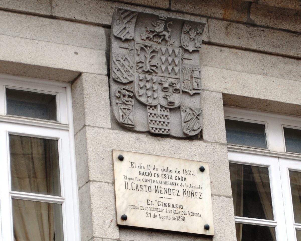 Os escudos heráldicos centenarios distribuídos polo Casco Vello, como este de a familia Arines na praza da Constitución, forman parte dos Bens de Interese Cultural da cidade!!!  #CCVVi