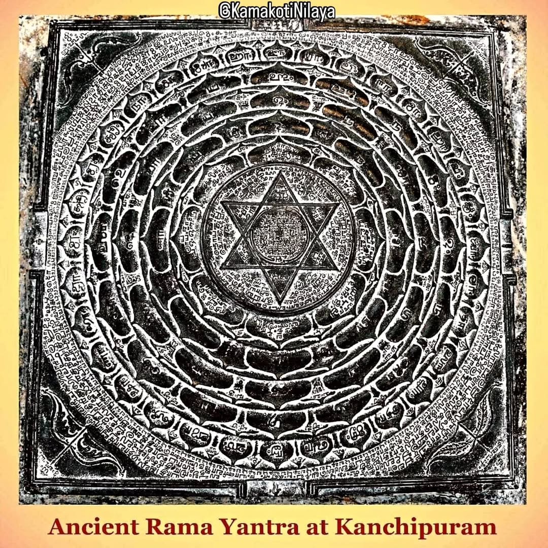 KamakotiNilaya's tweet photo. The Shri Rama Yantram, blessed by Jagadguru Shankaracharya of Moolamnaya Sarvajna Shri Kanchi Kamakoti Peetham Sri Shankara Vijayendra Saraswati Mahaswami ji has been installed in the Garbha Griham of Ayodhya Rama Janmabhoomi  Mandir by the President of India.

The Yantram is a replica of an ancient Yantram in Kanchipuram and created as per the Divine Guidance of Jagadguru Shankaracharya Shri Shankara Vijayendra Saraswati Mahaswami ji. 

Jaya Jaya Shankara 🙏
Hara Hara Shankara 🙏