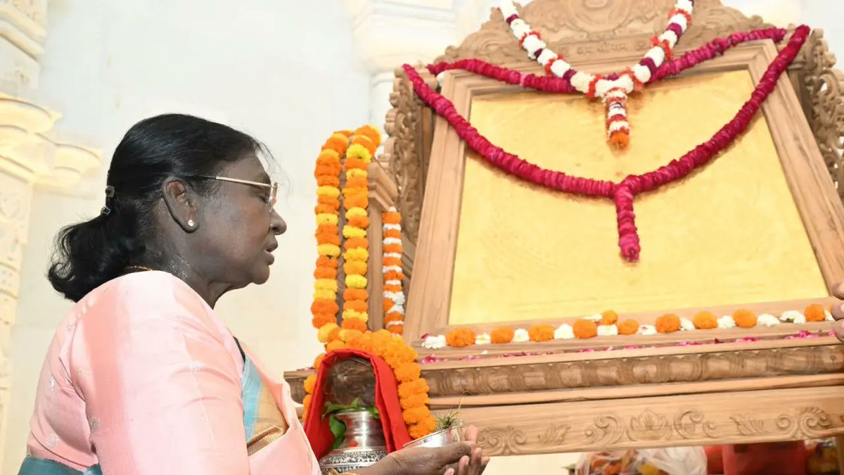 KamakotiNilaya's tweet photo. The Shri Rama Yantram, blessed by Jagadguru Shankaracharya of Moolamnaya Sarvajna Shri Kanchi Kamakoti Peetham Sri Shankara Vijayendra Saraswati Mahaswami ji has been installed in the Garbha Griham of Ayodhya Rama Janmabhoomi  Mandir by the President of India.

The Yantram is a replica of an ancient Yantram in Kanchipuram and created as per the Divine Guidance of Jagadguru Shankaracharya Shri Shankara Vijayendra Saraswati Mahaswami ji. 

Jaya Jaya Shankara 🙏
Hara Hara Shankara 🙏