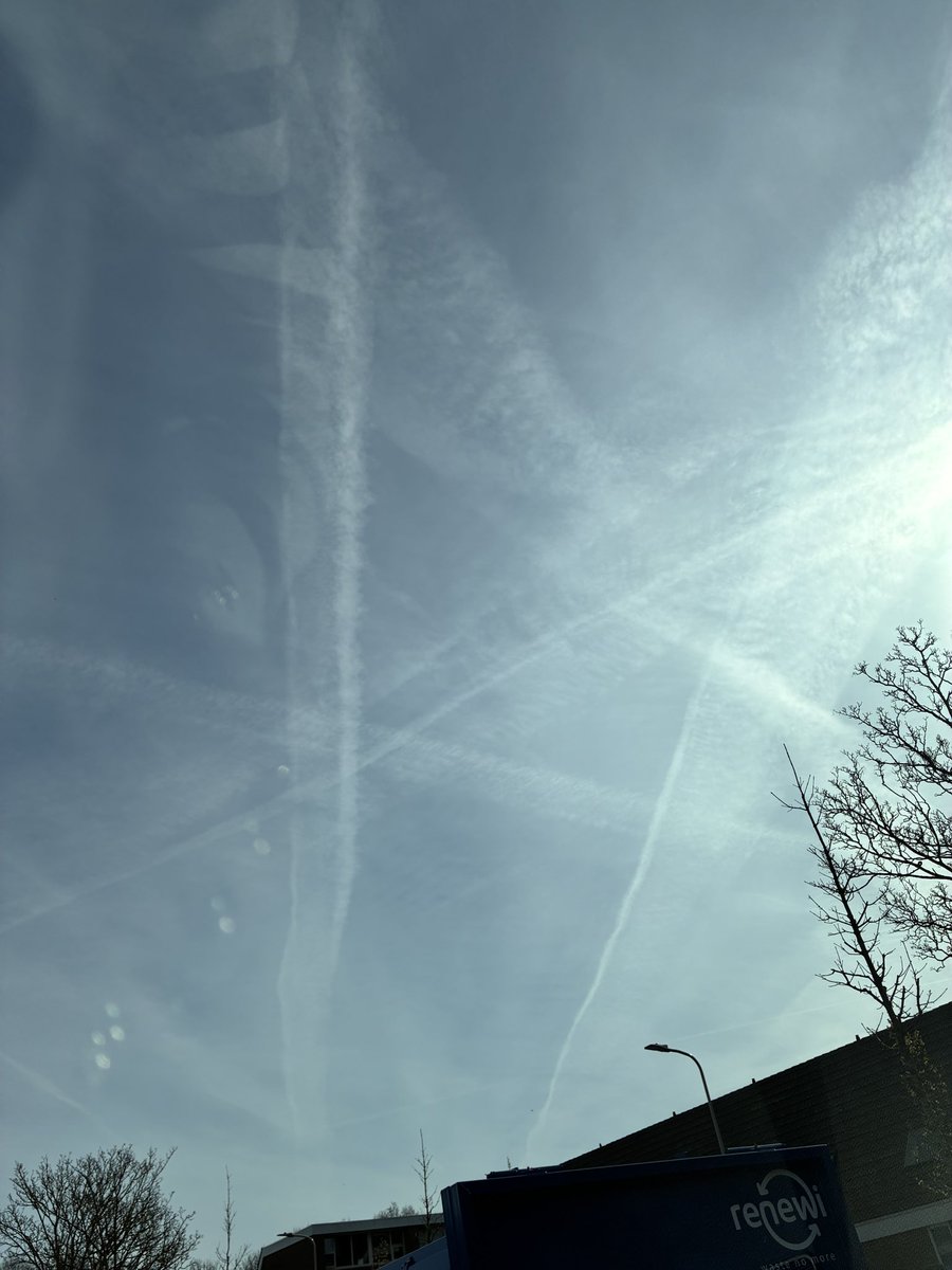Sabine884190's tweet image. Er zit 13 minuten tussen de foto’s. Ze sprayen ons als insecten. Voor één ieder die denkt dat dit de ‘uitlaatgassen’ van vliegtuigen zijn; open je ogen! Onderzoek of uitlaatgassen dit ‘uitwaaier-patroon’ hebben en voor deze filmlaag kunnen zorgen @SaskiaHeijden ongelofelijk dit!!