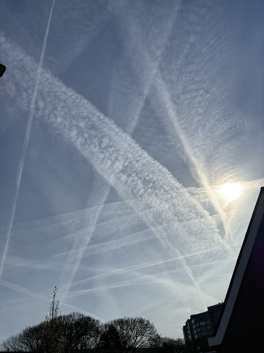 Sabine884190's tweet image. Er zit 13 minuten tussen de foto’s. Ze sprayen ons als insecten. Voor één ieder die denkt dat dit de ‘uitlaatgassen’ van vliegtuigen zijn; open je ogen! Onderzoek of uitlaatgassen dit ‘uitwaaier-patroon’ hebben en voor deze filmlaag kunnen zorgen @SaskiaHeijden ongelofelijk dit!!