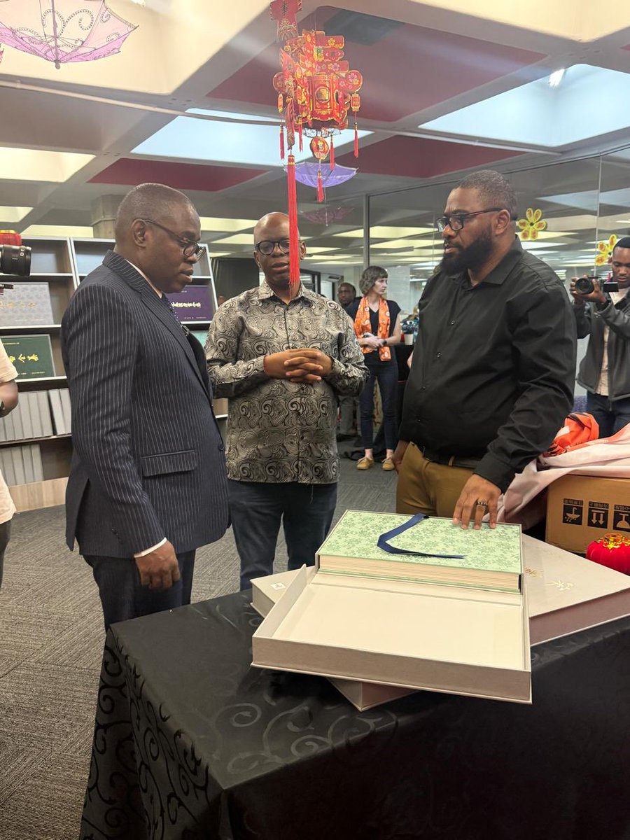 UjCacs's tweet photo. UJ MAKES HISTORY 🎊

UJ, through CACS, has made history by receiving the full 232-volume Comprehensive Collection of Ancient Chinese Paintings from Zhejiang University, valued at approximately R2.2 million.

Watch here: https://t.co/d83VpJON7Z

#UJ #Zhejiang #CACS https://t.co/mtrJlFmE7W