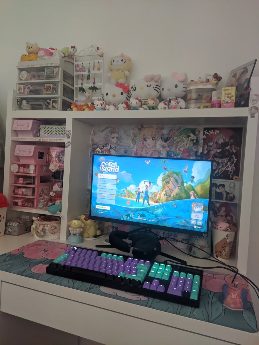 Me encanta tener tantas cosas que parezca que no caben más, también me encanta tenerlo todo limpito pero lo coñazo que es limpiar mi escritorio no lo sabe nadie