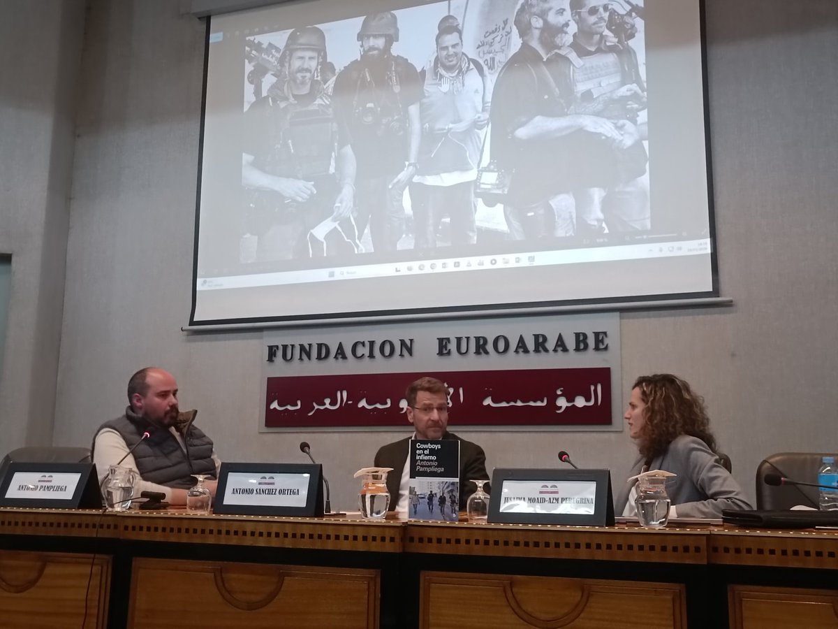 MNavasDDHH's tweet photo. Un gran placer escuchar (y conocer) ayer a @APampliega, que presentó en @FundEuroArabe su novela "Cowboys en el infierno". Un relato crudo pero necesario sobre los corresponsales de guerra en Siria. 

Gracias por la concienciación, Antonio. ¡Te esperamos de vuelta en Granada! https://t.co/CtioMmylMe