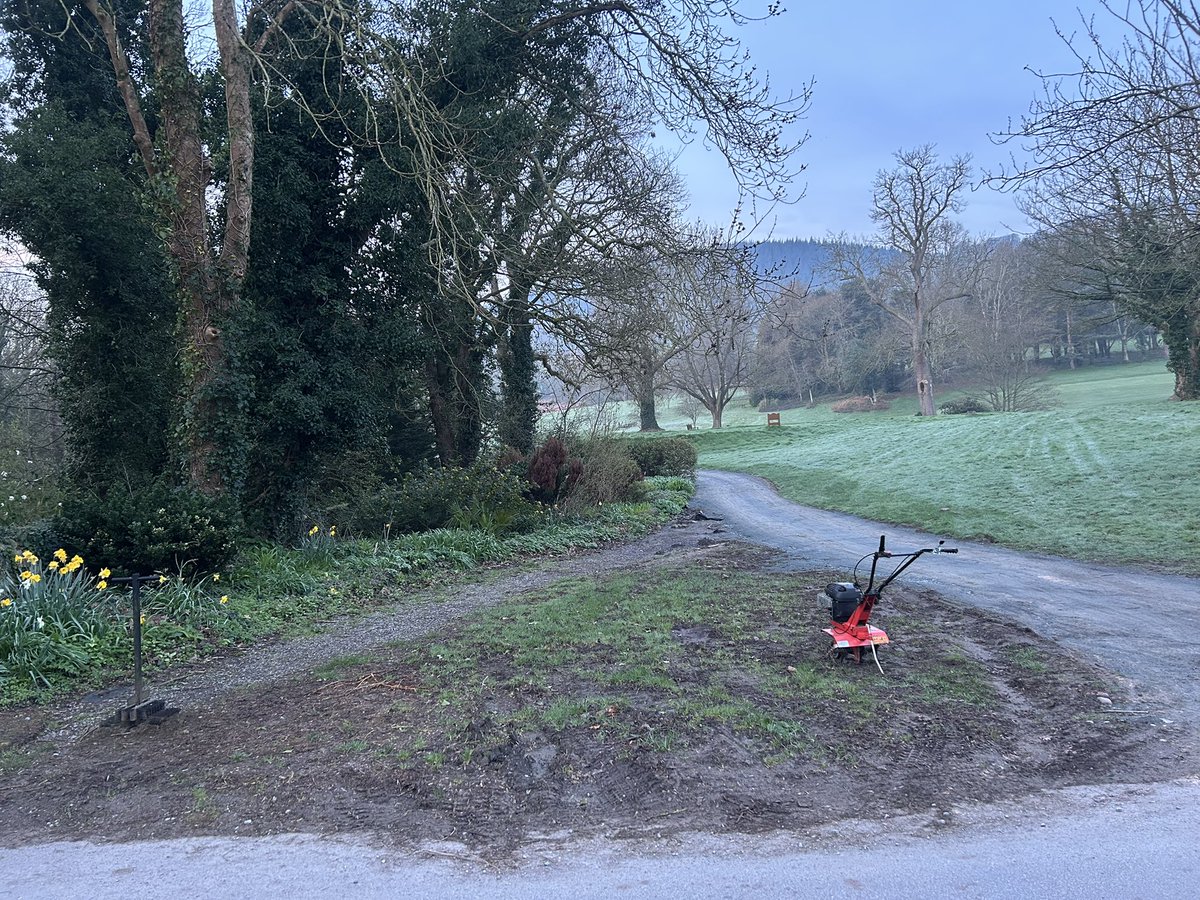 MarkSim93794378's tweet image. Ground prep this morning, rotovating grassed area adjacent to 16th path, imported soil, raked and sprayed in preparation of planting 🪴 

#details @MonmouthshireGC