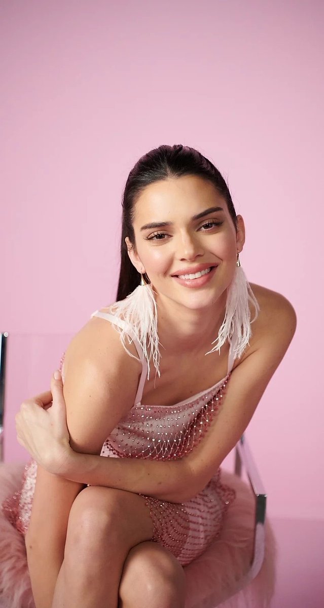 yslgirlx's tweet photo. Kendall jenner https://t.co/BcFvZW3BVF