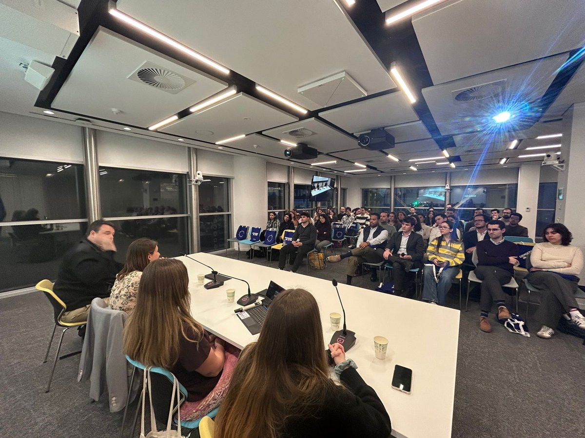 BecUE16's tweet photo. ¡Gracias a todos los que vinisteis ayer a nuestra charla de bienvenida, y a @yasemoseuropeos y la Reper por acompañarnos!

Enhorabuena por haber conseguido esta fantástica beca, os deseamos que la disfrutéis y la exprimáis al máximo. A por todas! https://t.co/B2tdkqa3uf