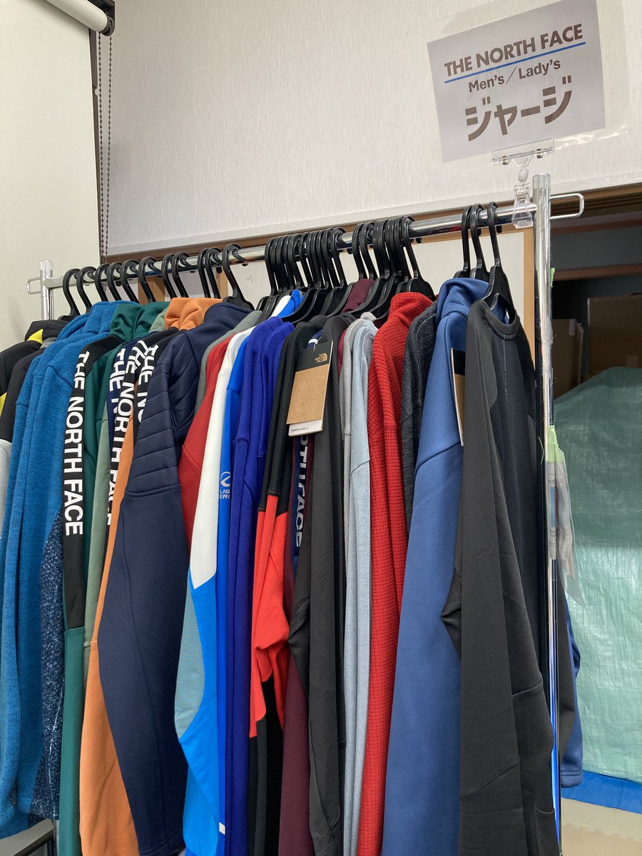 OutletTalat's tweet photo. 明日はいよいよガレージセール初日です^_^
アウトドア関連で新入荷はノースフェイスのバッグ、パンツとモンベルのソフトシェルジャケットです。
場所は有玉南町です❗️是非お越しください🎵

#ゼニア
#ロロピアーナ
#アウトレット
#モンベル
#ノースフェイス https://t.co/KxcCjnc1Nm