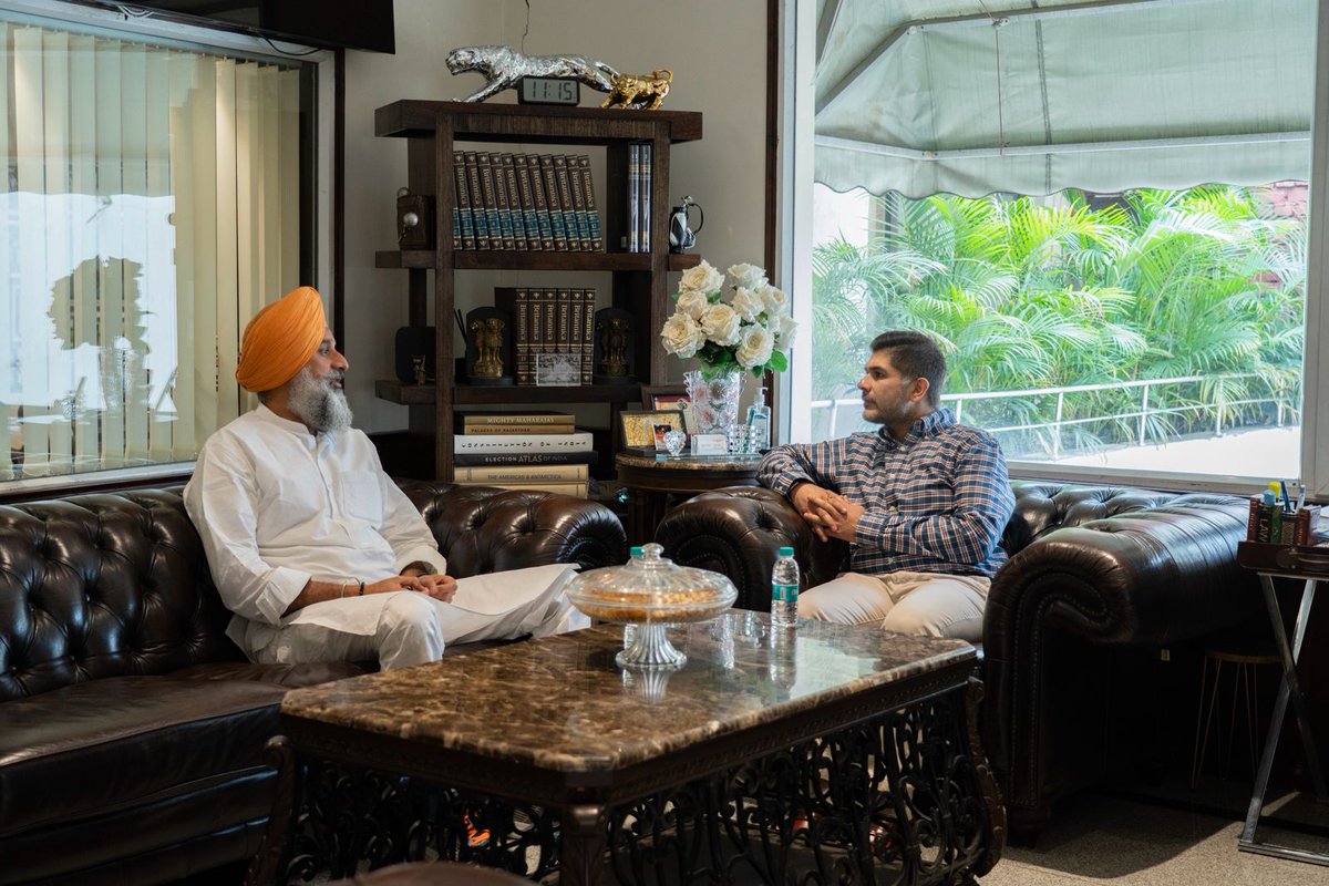 ਅੱਜ ਪੰਜਾਬ ਕੇਸਰੀ ਸਮੂਹ ਦੇ ਮਾਲਕ ਪਦਮ ਸ੍ਰੀ ਵਿਜੇ ਚੋਪੜਾ ਜੀ ਅਤੇ ਉਹਨਾਂ ਦੇ ਪੋਤੇ ਤੇ ਸ੍ਰੀ ਅਵਿਨਾਸ਼ ਚੋਪੜਾ ਜੀ ਦੇ ਸਪੁੱਤਰ ਸ੍ਰੀ ਅਭਿਜੈ ਚੋਪੜਾ ਨਾਲ ਮੁਲਾਕਾਤ ਕੀਤੀ।
ਇਸ ਮੌਕੇ ਮੈਂ ਆਪਣੇ ਤੇ ਪਾਰਟੀ ਵੱਲੋਂ ਅਦਾਰੇ ਨਾਲ ਪੂਰੀ ਇਕਜੁੱਟਤਾ ਪ੍ਰਗਟ ਕੀਤੀ ਤੇ ਵਿਸ਼ਵਾਸ ਦੁਆਇਆ ਕਿ ਅਸੀਂ ਅਦਾਰੇ ਦੇ ਮੋਢੇ ਨਾਲ ਮੋਢਾ ਜੋੜ ਕੇ ਡੱਟ ਕੇ ਖੜ੍ਹੇ ਹਾਂ