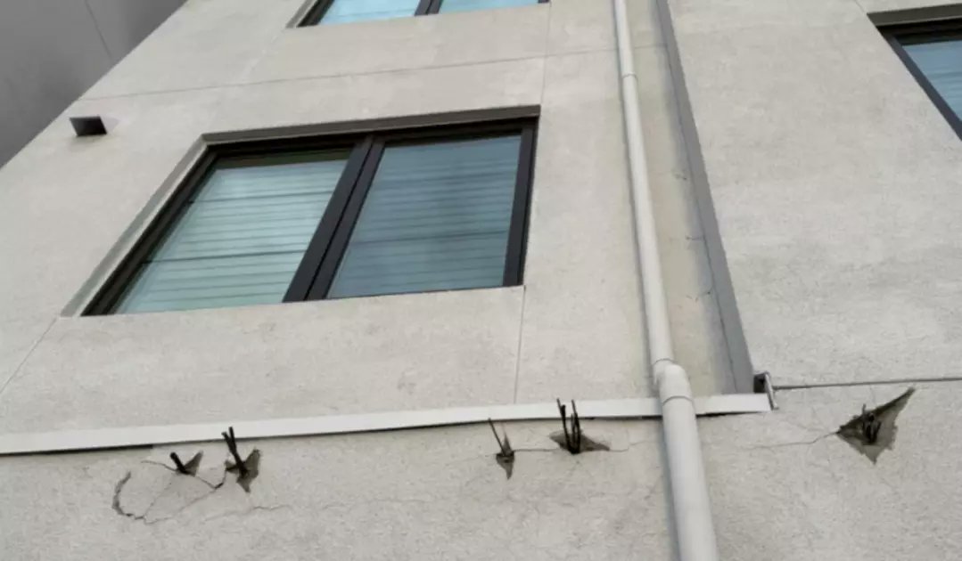 DeckInspector's tweet photo. Bill Leys of William Leys Waterproofing Consultants LLC alerted @knguyen of the fact that there's a pic of failed post tension cables at the Villa Bella Condominiums in Santa Clara. our blog post  now predicts that this building will need to be demolished https://t.co/ZBi4B6DJCy https://t.co/kp56LY2kZg