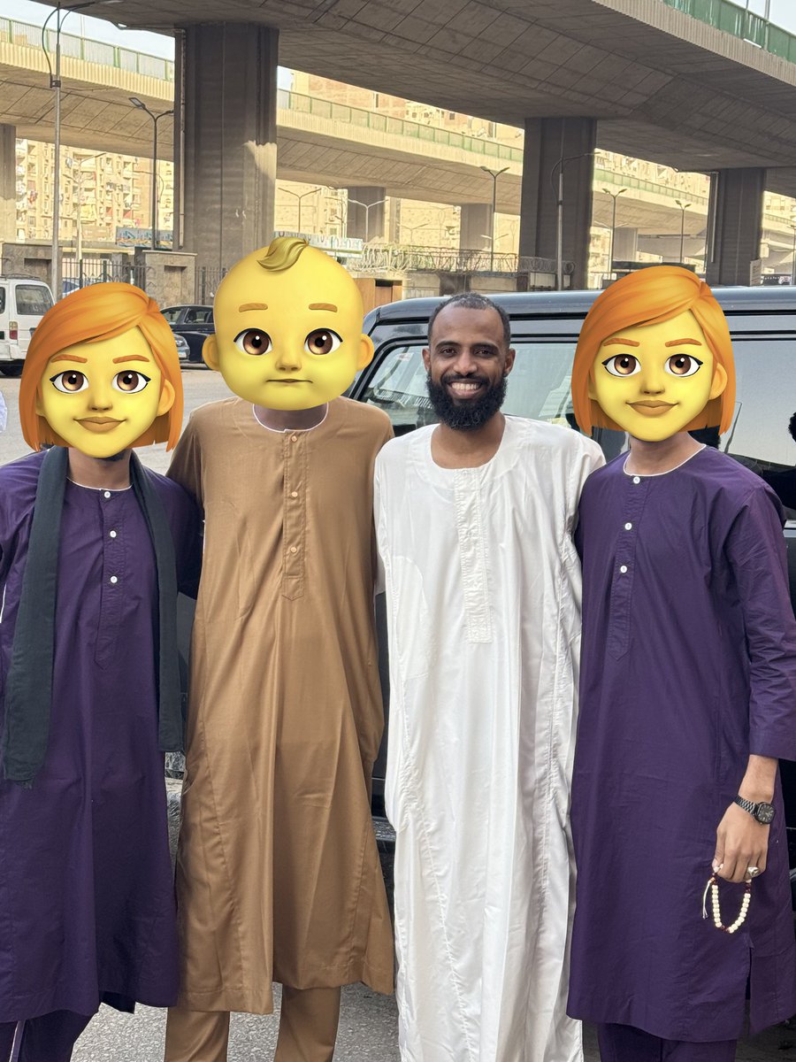 eybpo's tweet photo. بعض من مظاهر العيد 🦝
الواحد ماشي زي صابونة اللوكس 🦝🦝
الهوية ما حقتك .. البس بنطلون وقميص بالالوان التعجبك ان شاء الله تمشي عريان .. لكن ما تخلط هويتنا بازياء العبيد والتشاديين وكمان الوان قليلة الرجولة 🤢 https://t.co/xmfAZndv3D