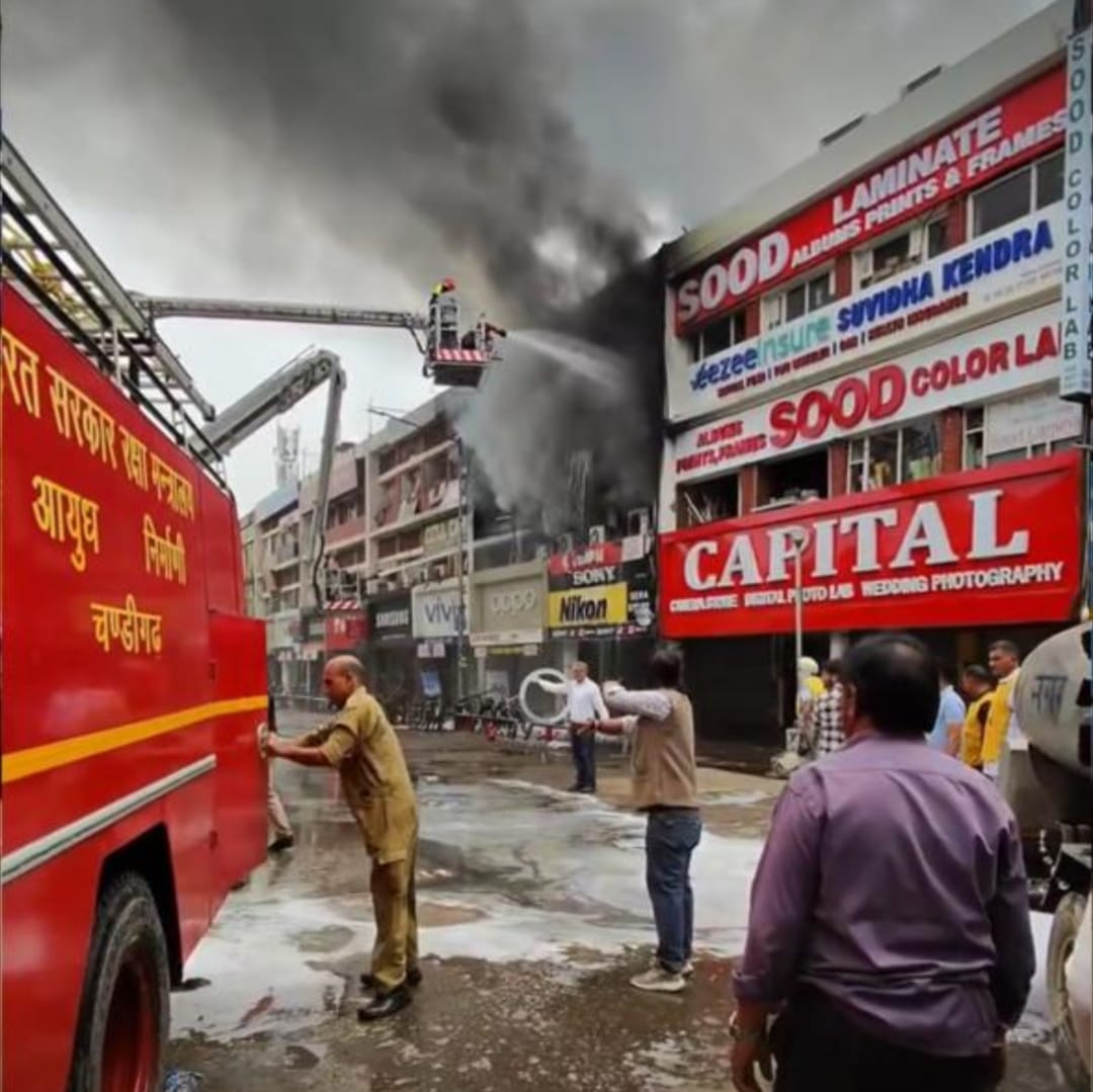IOL_Chandigarh's tweet photo. देश सुरक्षा सर्वोपरि के लिए वचनबद्ध आयुध निर्माणी, चंडीगढ़( इंडिया ऑप्टेल लिमिटेड की इकाई ) की फायर ब्रिगेड टीम ने कर्तव्यनिष्ठा का उदाहरण प्रस्तुत करते हुए https://t.co/I2IEvqT0nm
