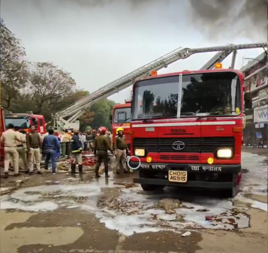 IOL_Chandigarh's tweet photo. देश सुरक्षा सर्वोपरि के लिए वचनबद्ध आयुध निर्माणी, चंडीगढ़( इंडिया ऑप्टेल लिमिटेड की इकाई ) की फायर ब्रिगेड टीम ने कर्तव्यनिष्ठा का उदाहरण प्रस्तुत करते हुए https://t.co/I2IEvqT0nm