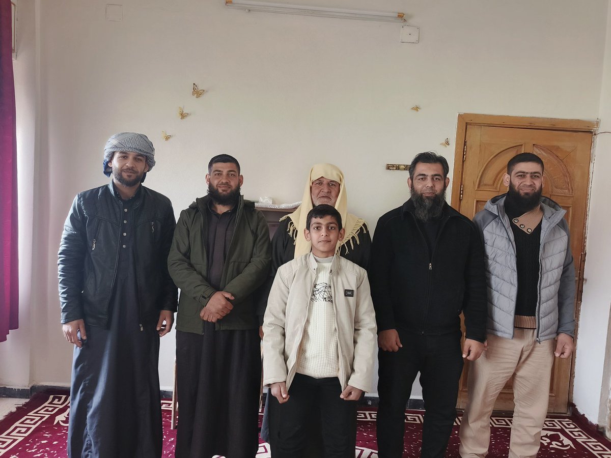 mrwanalkadi's tweet photo. سبحان من أذلَّ بشار وجيشه وخونته 
وجمع شمل الأهل والأحباب 
العيد الأول الذي نجتمع فيه مع بعضنا منذ سنين  طويلة خلت ... بانتظار أبوجواد 
ولا سامح الله من كان سبباً 
وإلى تلك الأمهات الثكلى التي لم تجتمع مع فلذات أكبادها وإلى تلك الأرامل والأيتام فأجركم عند الله عظيم https://t.co/0ExmaIilqY